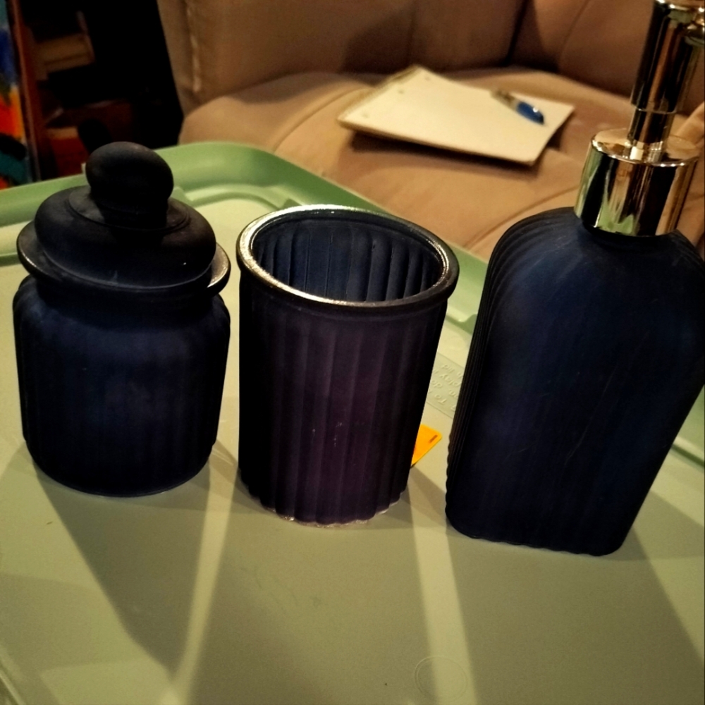 Dark blue 3 PCs bathroom set.